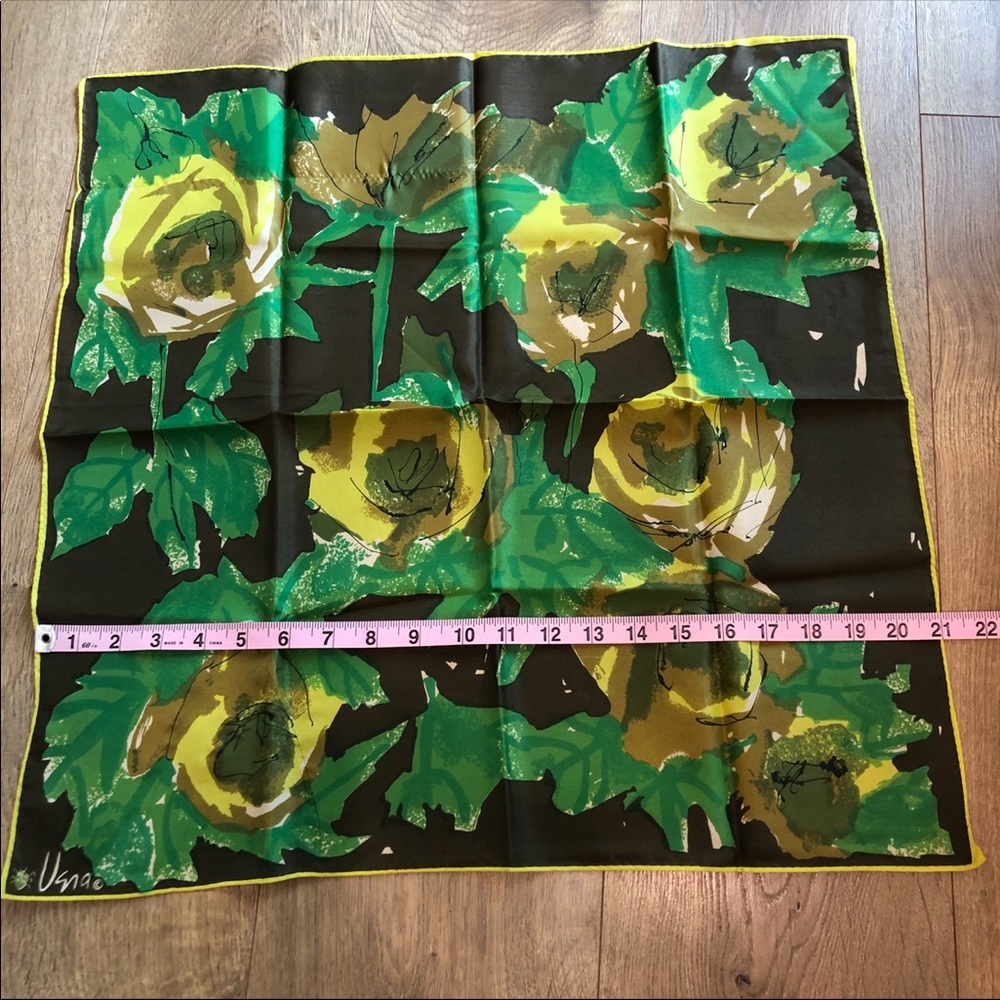 Vintage Vera Neumann square scarf, Green and Yellow hues with floral print - Picture 11 of 12